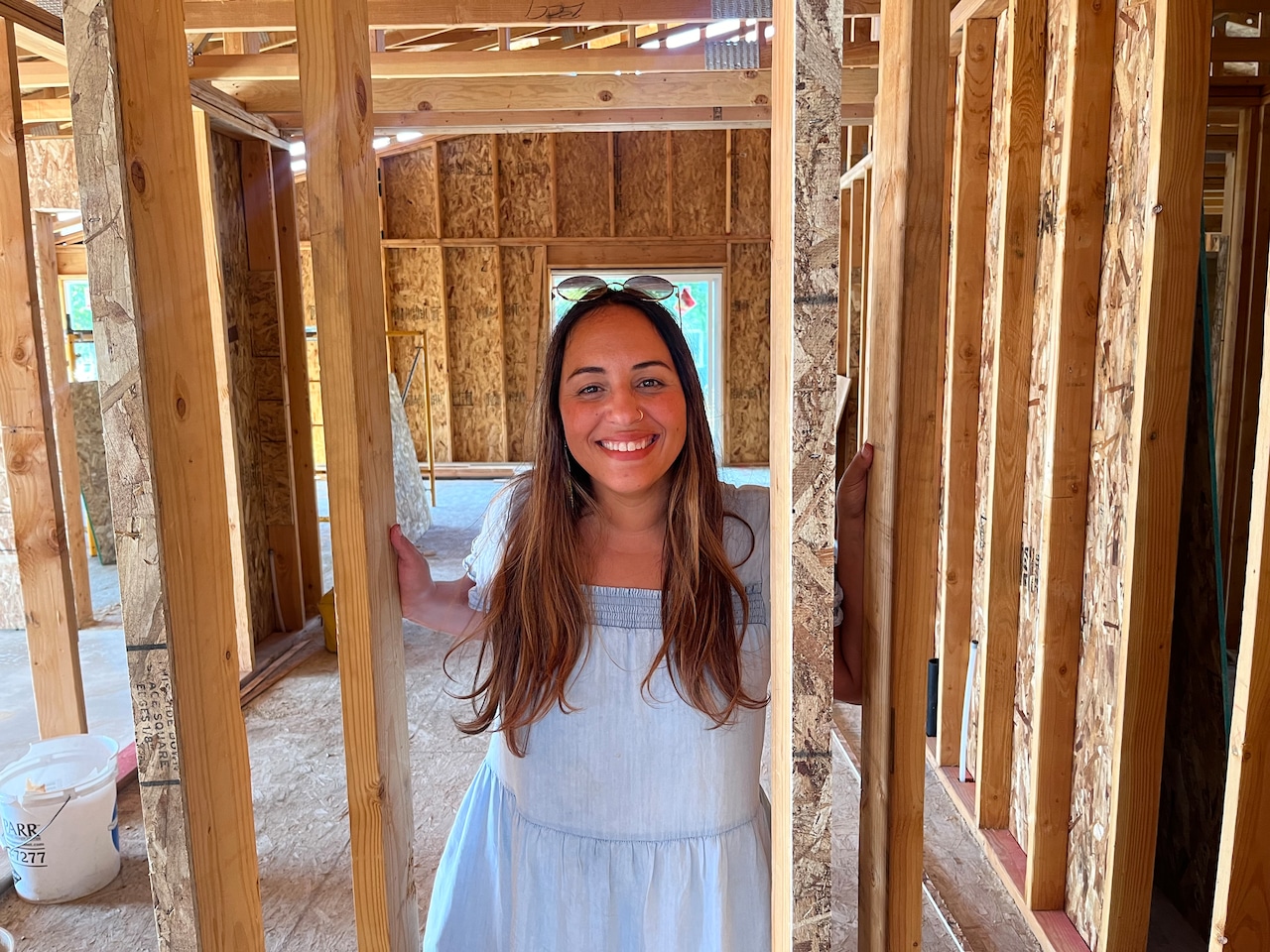 Ashland teacher works alongside Habitat for Humanity volunteers to build her home [Video]