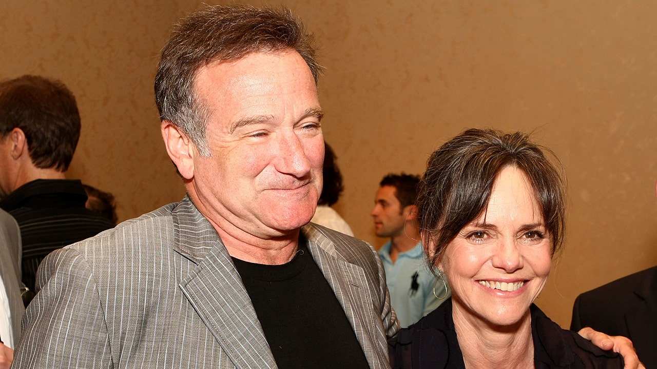 Robin Williams helped Sally Field get time off set after her father died while she filmed ‘Mrs. Doubtfire’ [Video]