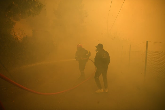 Drop in winds offers hope as firefighters battle huge wildfire on fringes of Athens. 1 person dead [Video]