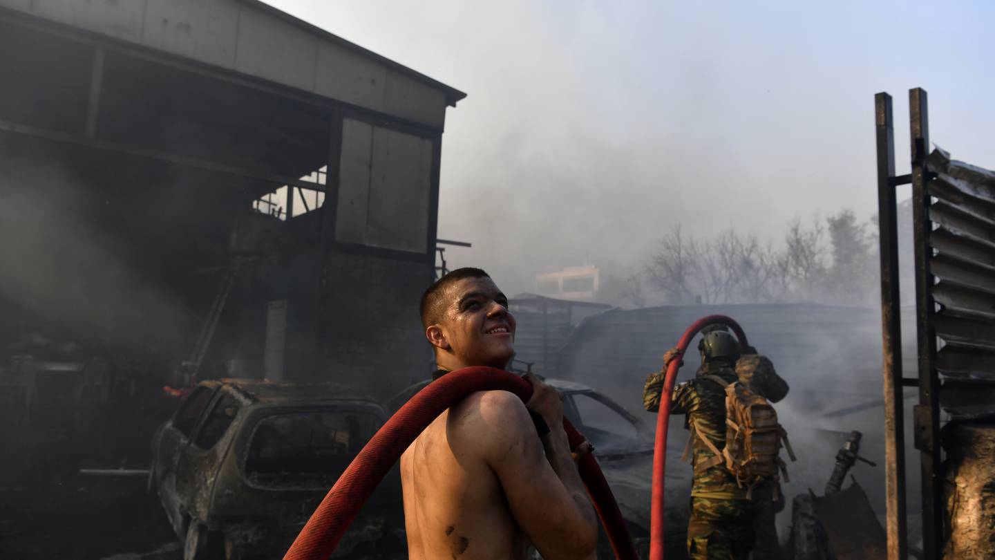 Drop in winds offers hope as firefighters battle huge wildfire on fringes of Athens. 1 person dead  WHIO TV 7 and WHIO Radio [Video]