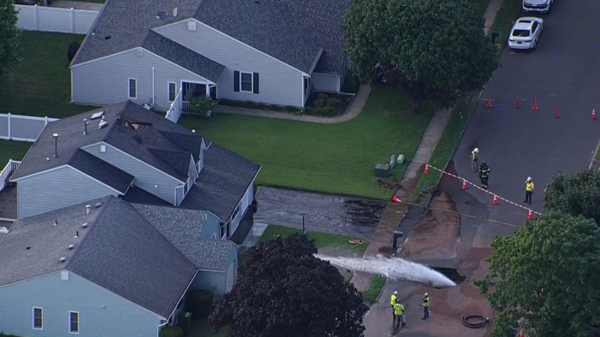 Giant water main break shoots geyser of water onto New Jersey homes roof  NBC New York [Video]