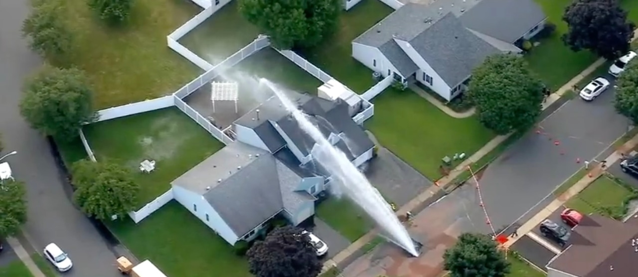 A massive water main break sends a geyser of water over a home in this N.J. neighborhood [Video]