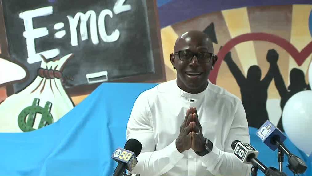 Donald Driver donates laptops to Milwaukee students for success [Video]