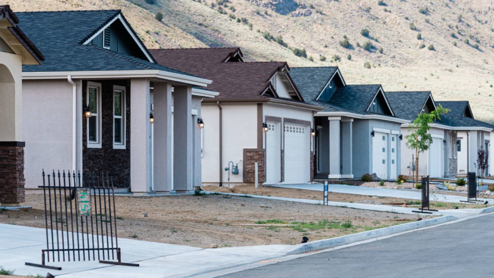 Mortgage refinancing surges 35% in one week, as interest rates hit lowest level in over a year [Video]