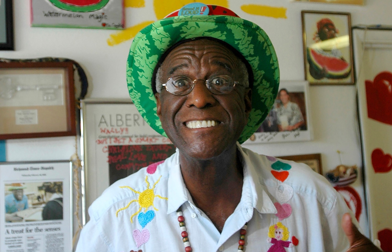 Creator of Famous Amos cookie company dies [Video]