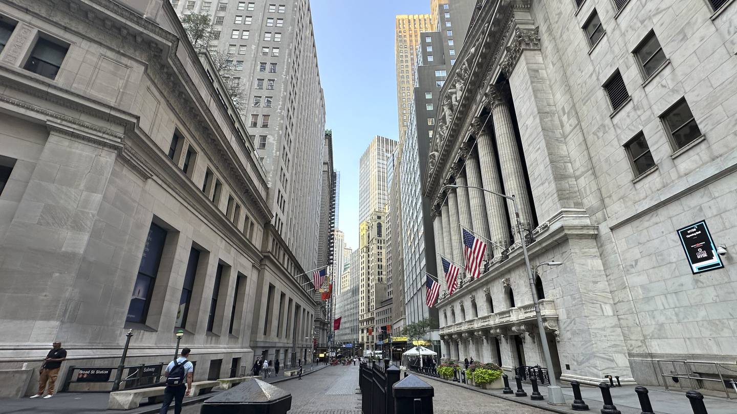 Wall Street roars closer to its records as US shoppers help drive the economy  WPXI [Video]