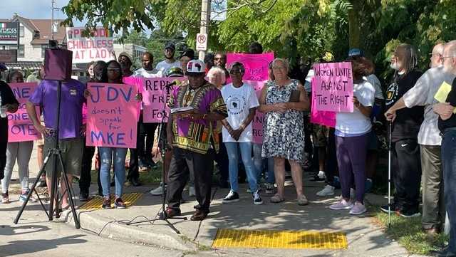 Anti-Trump Campaign protesters gather outside JD Vance’s Milwaukee appearance [Video]