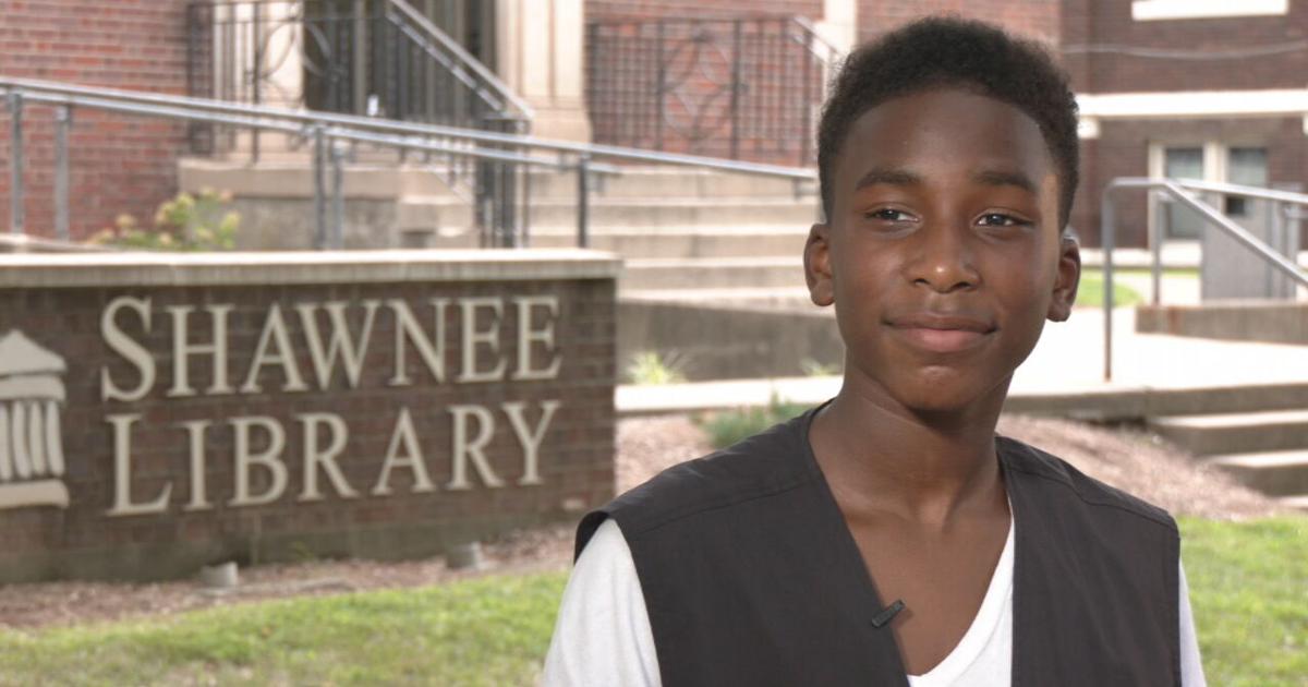 Photo of west Louisville teen walking down the street while reading goes viral | News from WDRB [Video]