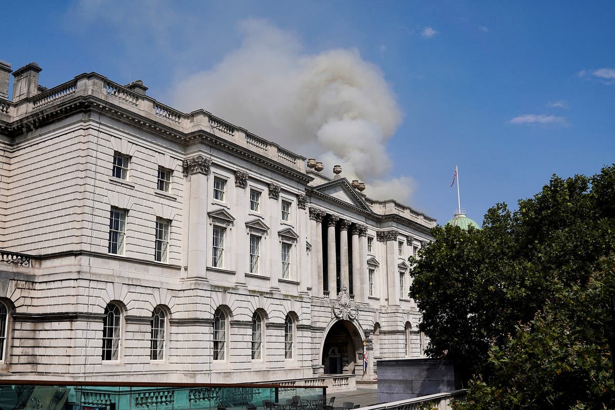 Somerset House fire brought under control by more than 100 firefighters after it rips through roof [Video]