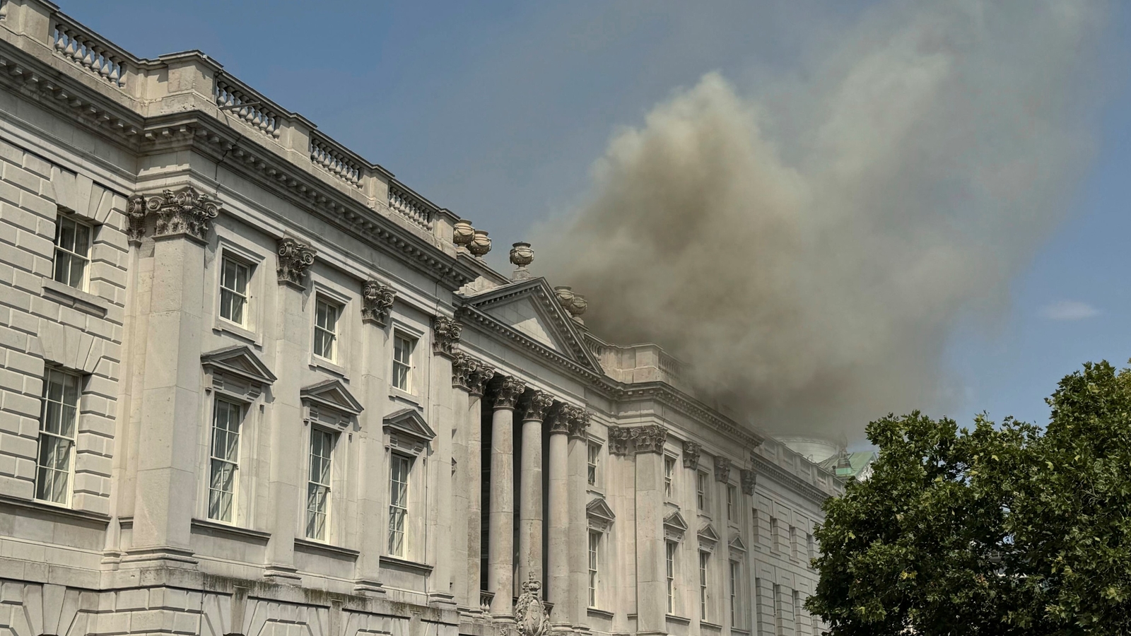 Somerset House fire: Blaze erupts at historic London building, home to gallery of artwork by Van Gogh, Monet, Manet, Cezanne [Video]