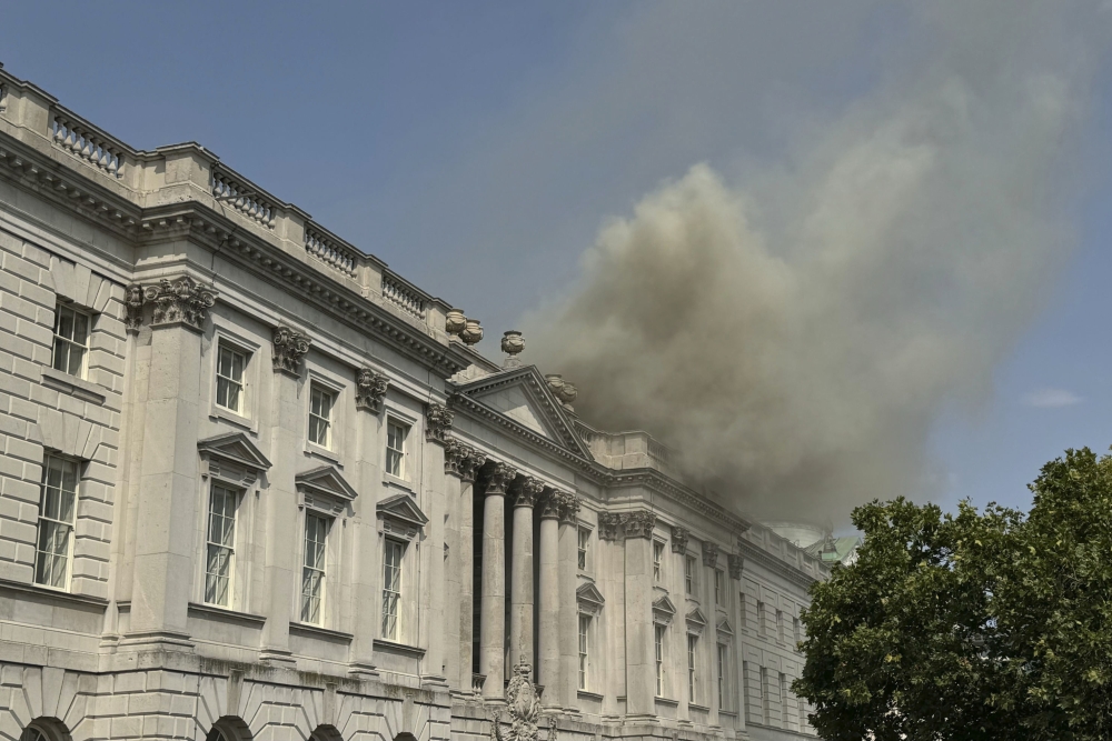 Fire breaks out at Londons Somerset House, home to priceless art [Video]