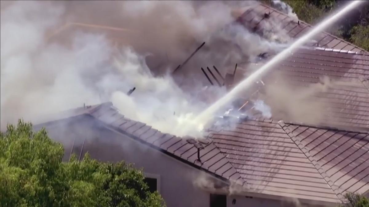 Several firefighters injured after burning home’s roof collapsed in Mesa [Video]