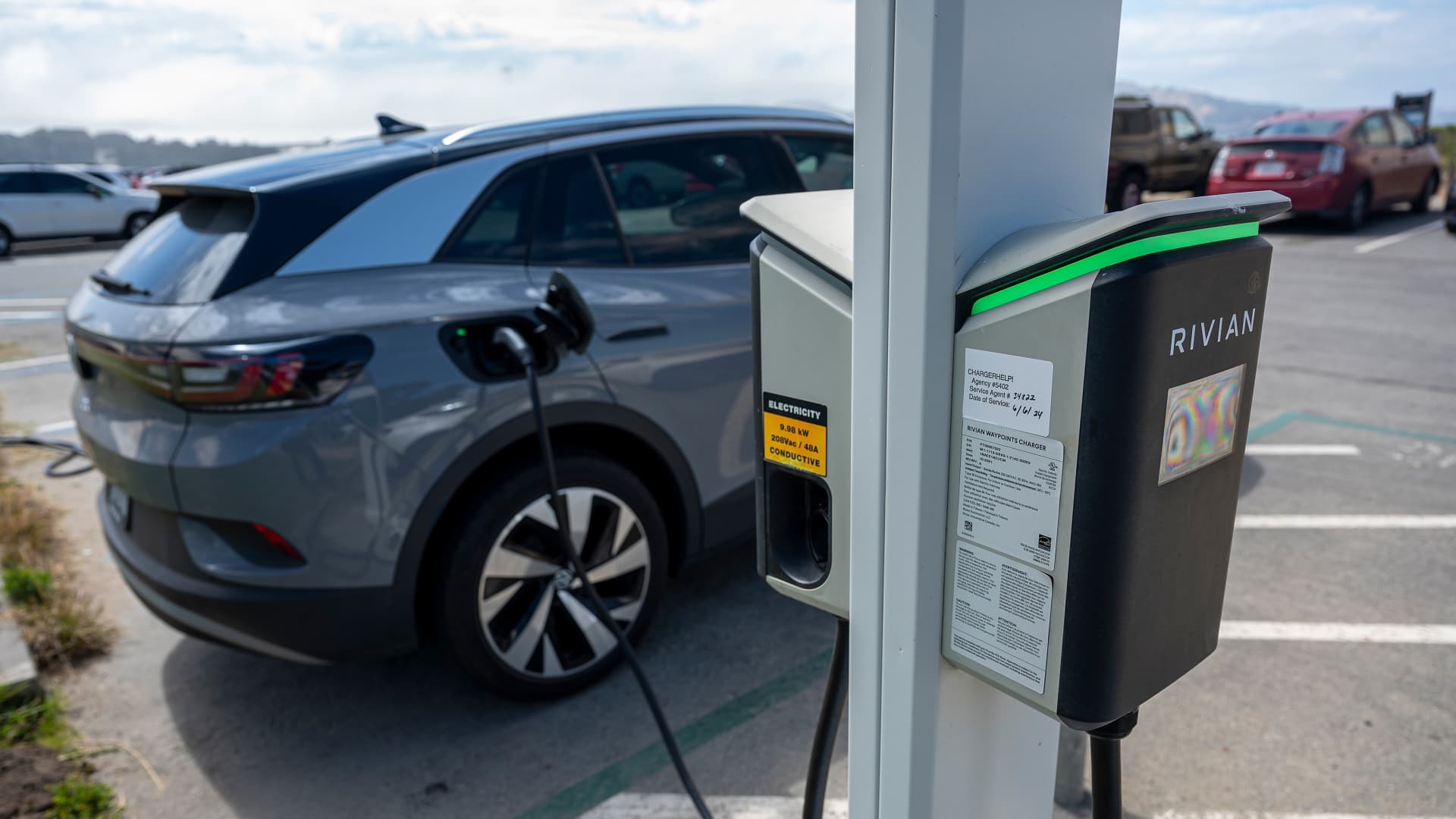 How EVs and gasoline cars compare on total cost [Video]