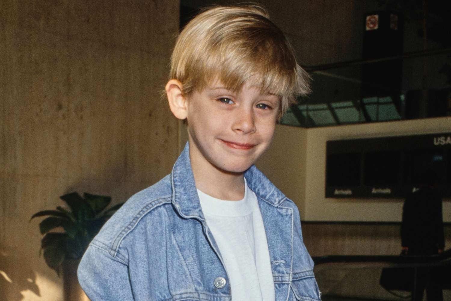 Macaulay Culkin Throwback Photos from His Young Hollywood Years in the 1990s [Video]