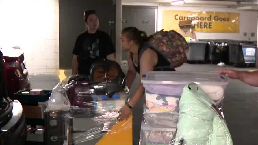 UWM students and families brave the extreme heat for move-in [Video]