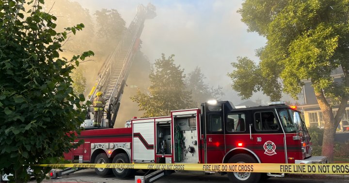 Glenelm house fire spreads to adjacent homes, Winnipeg firefighters at the scene – Winnipeg [Video]