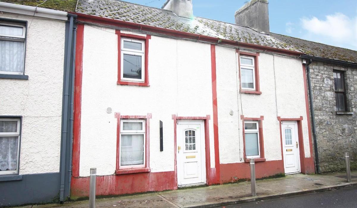 VIDEO TOUR: This two-bedroom house in need of TLC is one of the cheapest houses on the market today [Video]