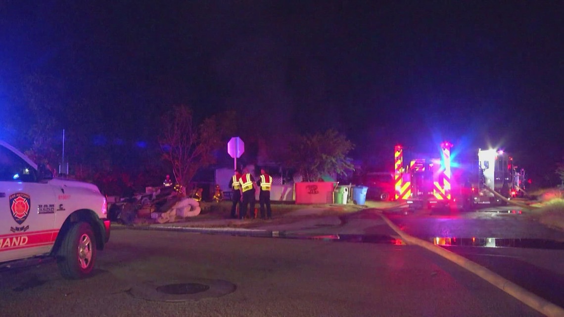 Power line falls on fire truck as crews battle heavy smoke, flames on south side, officials say [Video]