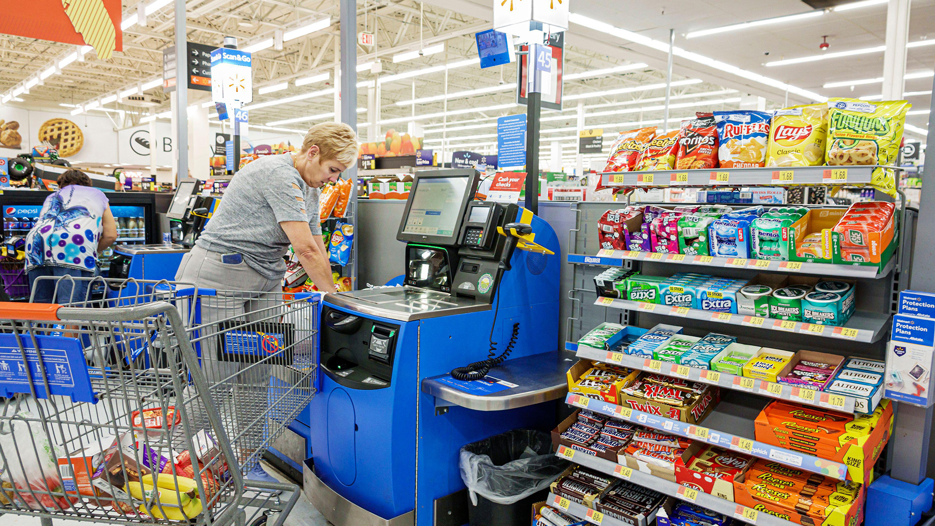 Walmart shopper abandons cart and leaves checkout line over payment issue – he couldn’t even swipe his card [Video]