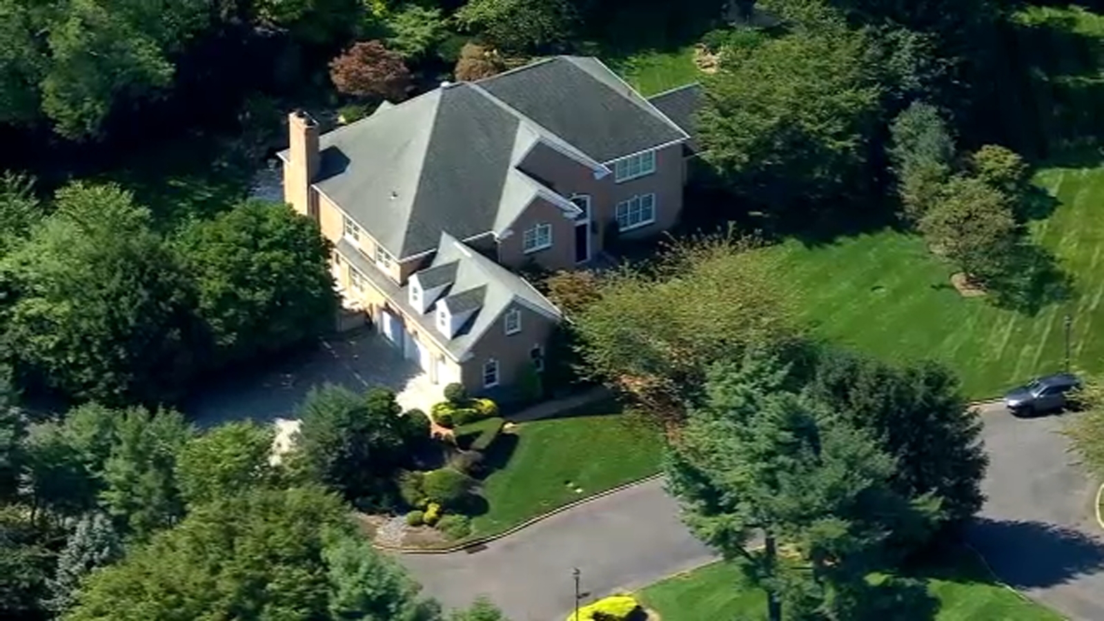 Former aide to Gov. Kathy Hochul, husband arrested at Manhasset home after FBI search on Long Island [Video]