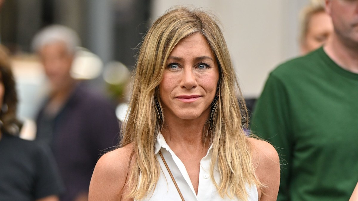 Jennifer Aniston kisses pup in ab-baring work-out photo inside home gym [Video]