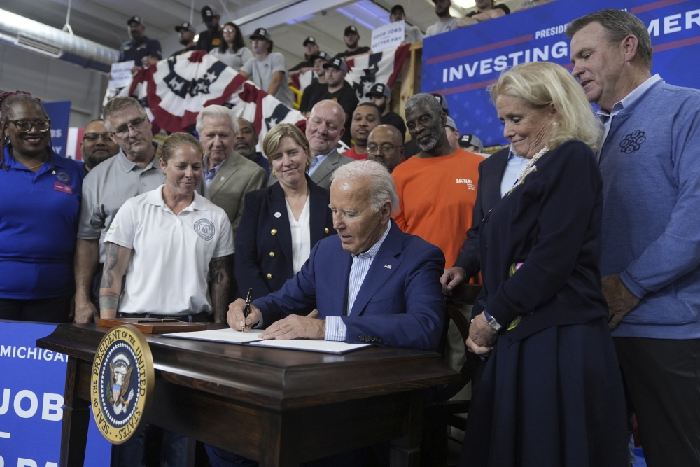 Biden signs order prioritizing federal grants for projects with higher worker wages [Video]