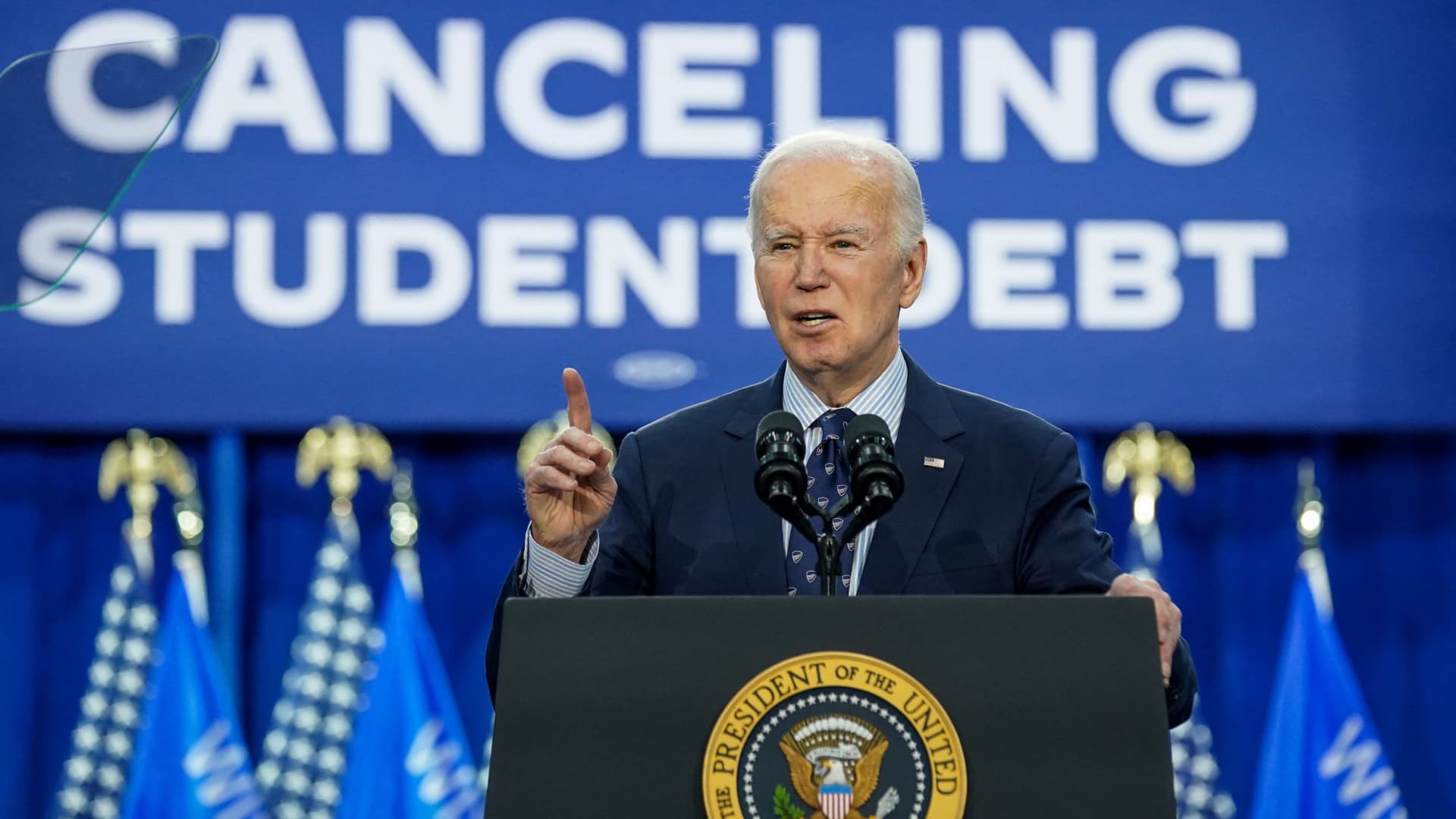 Judge blocks Biden’s new student loan forgiveness plan before launch [Video]