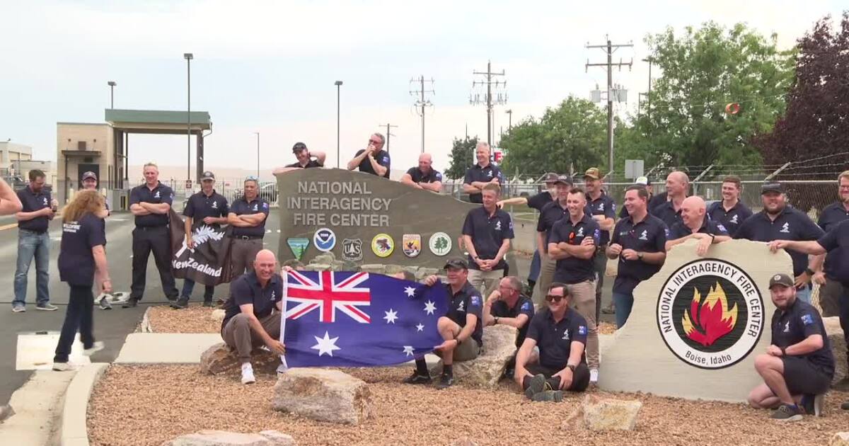 International firefighters head home after a month of fighting western wildfires [Video]