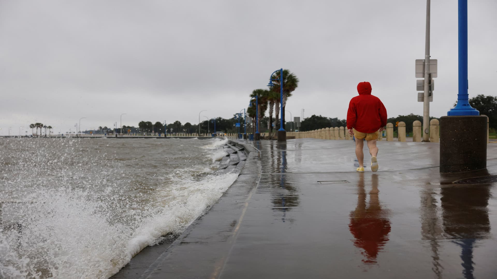 Francine weakens moving inland after hurricane winds cause power outages [Video]