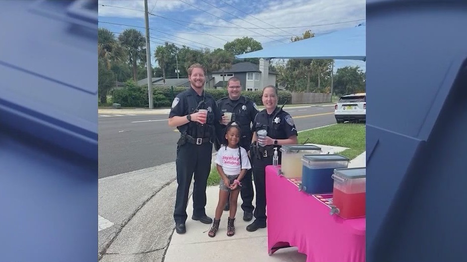 Police officers turn sour situation into sweet success for young lemonade seller [Video]