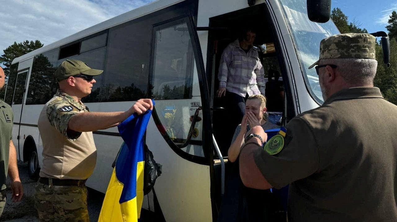 49 Ukrainian prisoners of war released during swap with Russian military [Video]