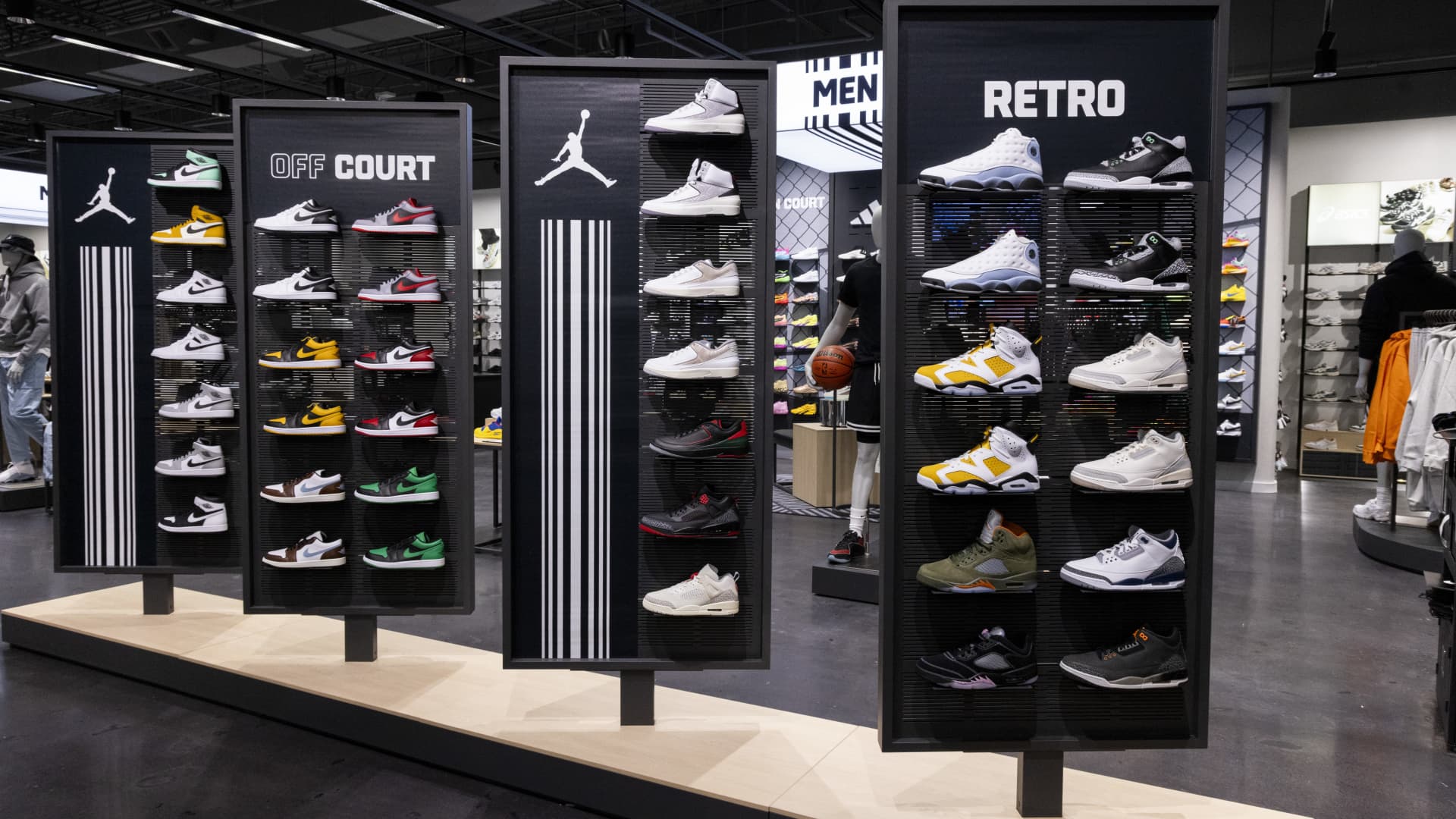 Foot Locker CEO says ‘brick and mortar is never going to be dead’ [Video]