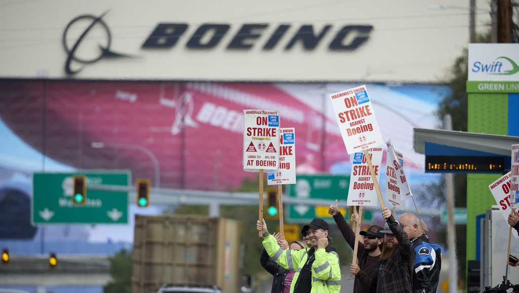 A strike by some 33,000 Boeing machinists is impacting production of the company’s best-selling airplanes [Video]