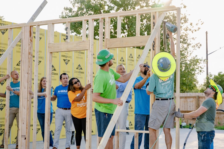 Austin ISD school employee to receive new home through volunteer efforts [Video]