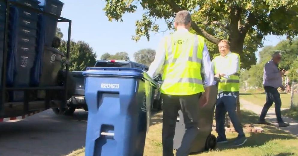 City of Flint begins passing out new trash & recycling bins | Local [Video]