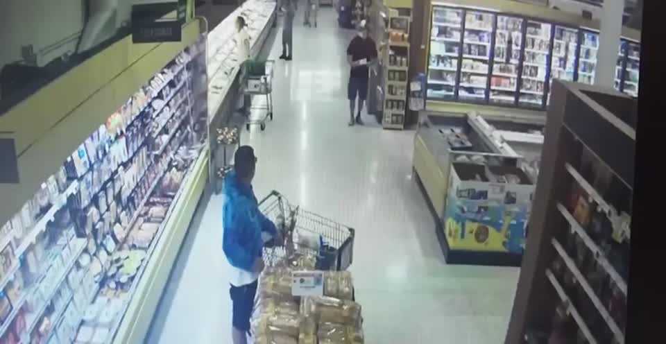 Men work together to steal wallet from grocery store [Video]