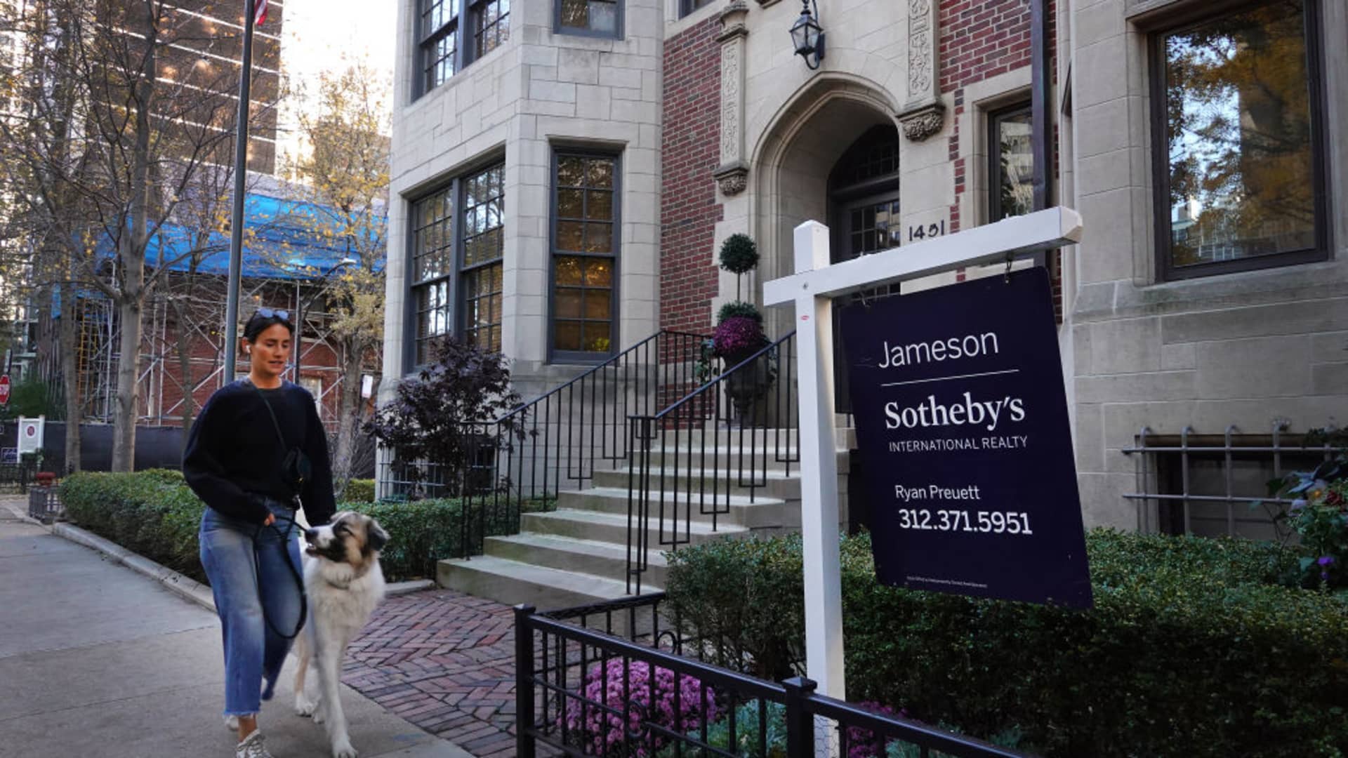 August home sales drop more than expected, as prices set a new record [Video]