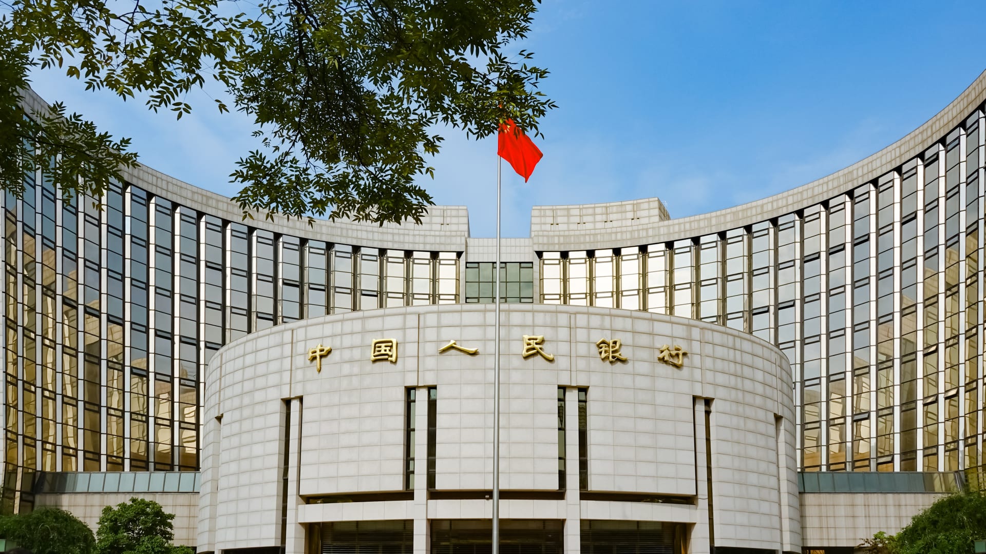 China unexpectedly leaves benchmark lending rates unchanged after Feds jumbo cut [Video]