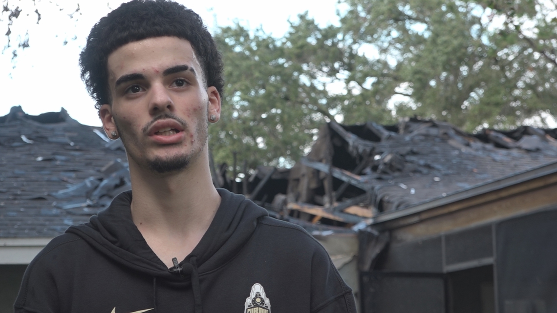 Teen saved by neighbor in house fire in Carrollwood [Video]