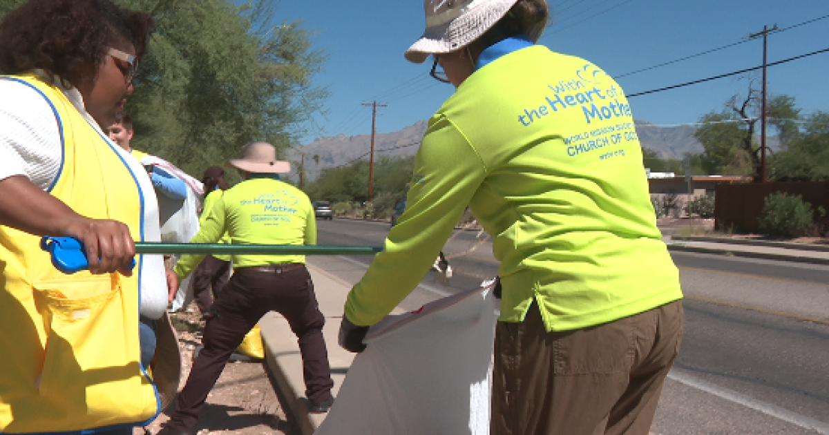 Team up to clean up: Volunteers clear trash and debris along Tucson Blvd. [Video]