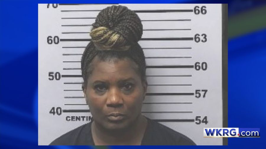 Mobile woman accused of robbing two men working on her home [Video]