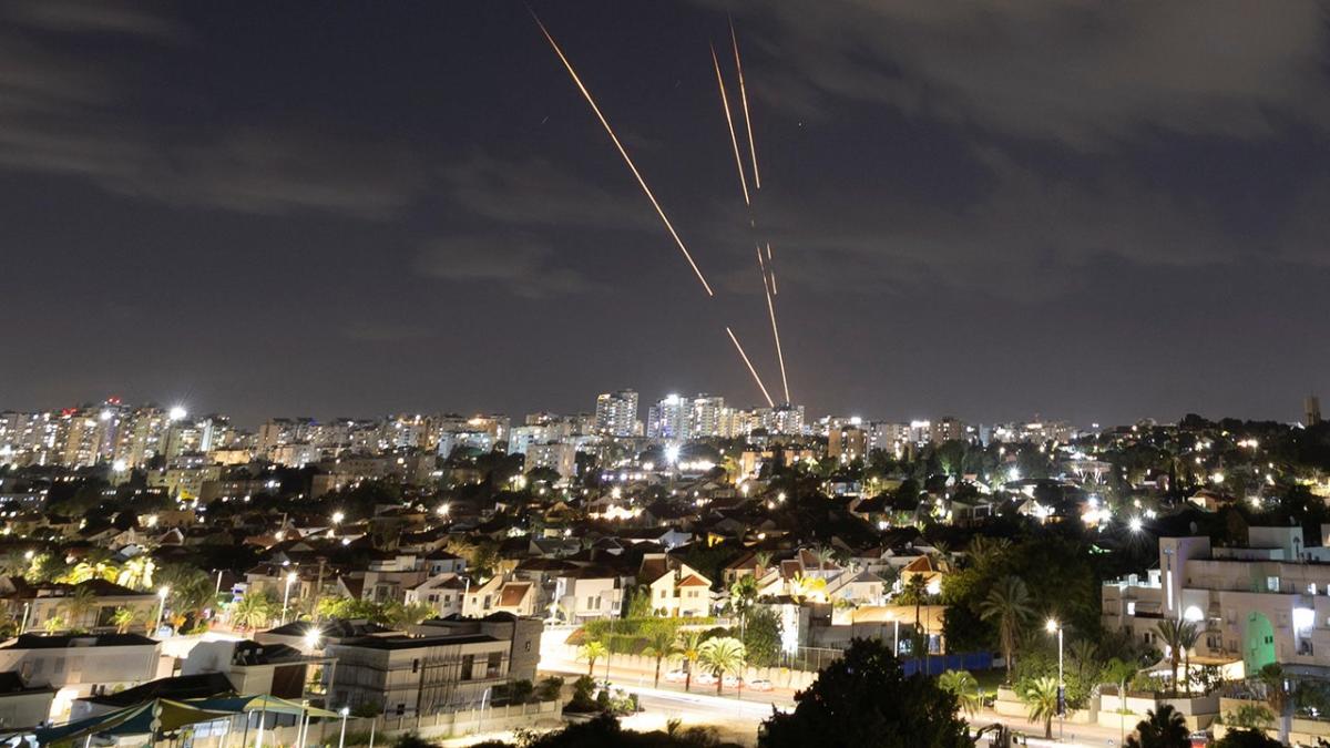 Iran fires multiple missile strikes across Israel [Video]