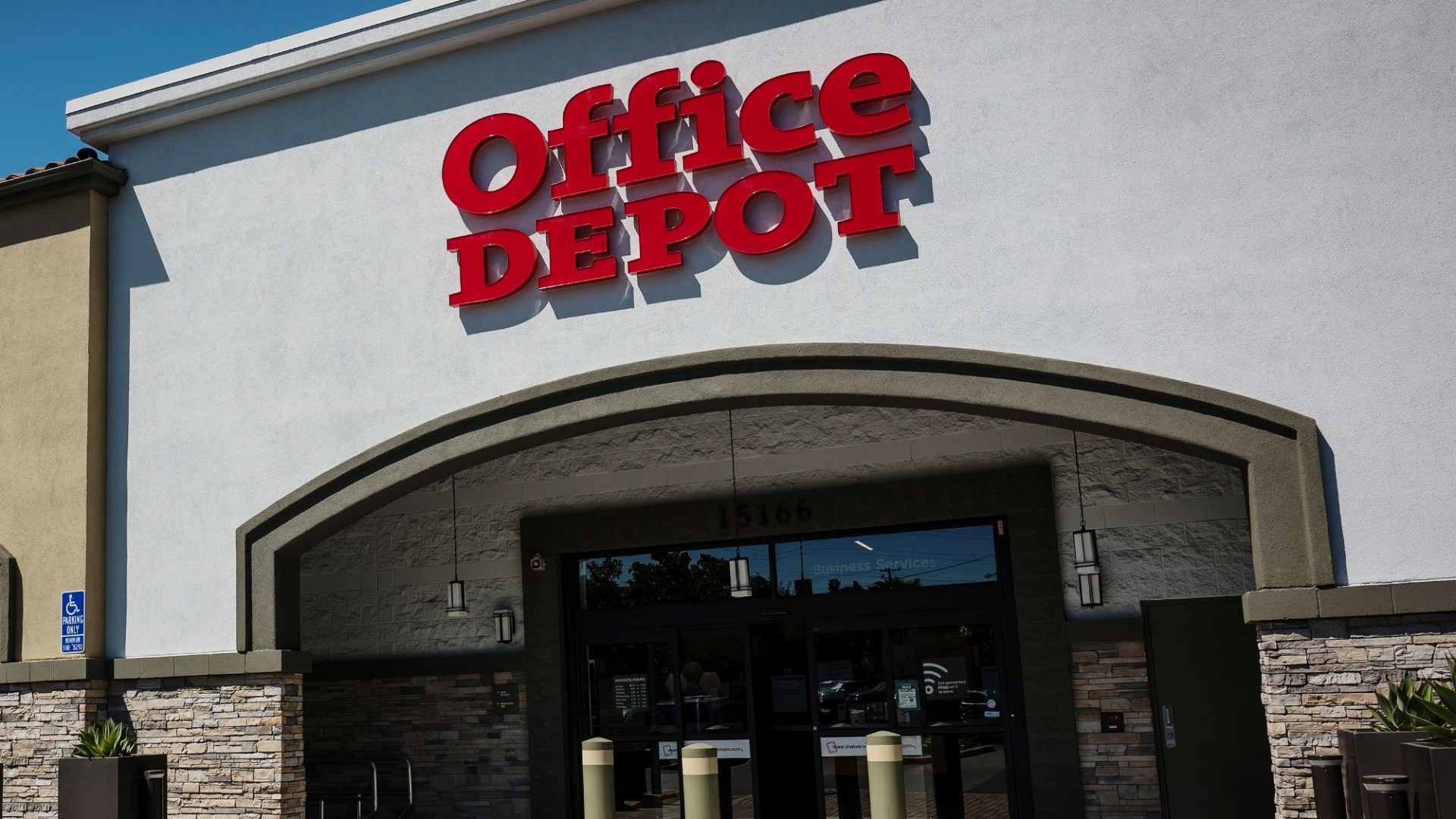 Office Depot announces ‘mega sale event’ with up to 50% off – and deals last longer than Target, Walmart, and Amazon [Video]