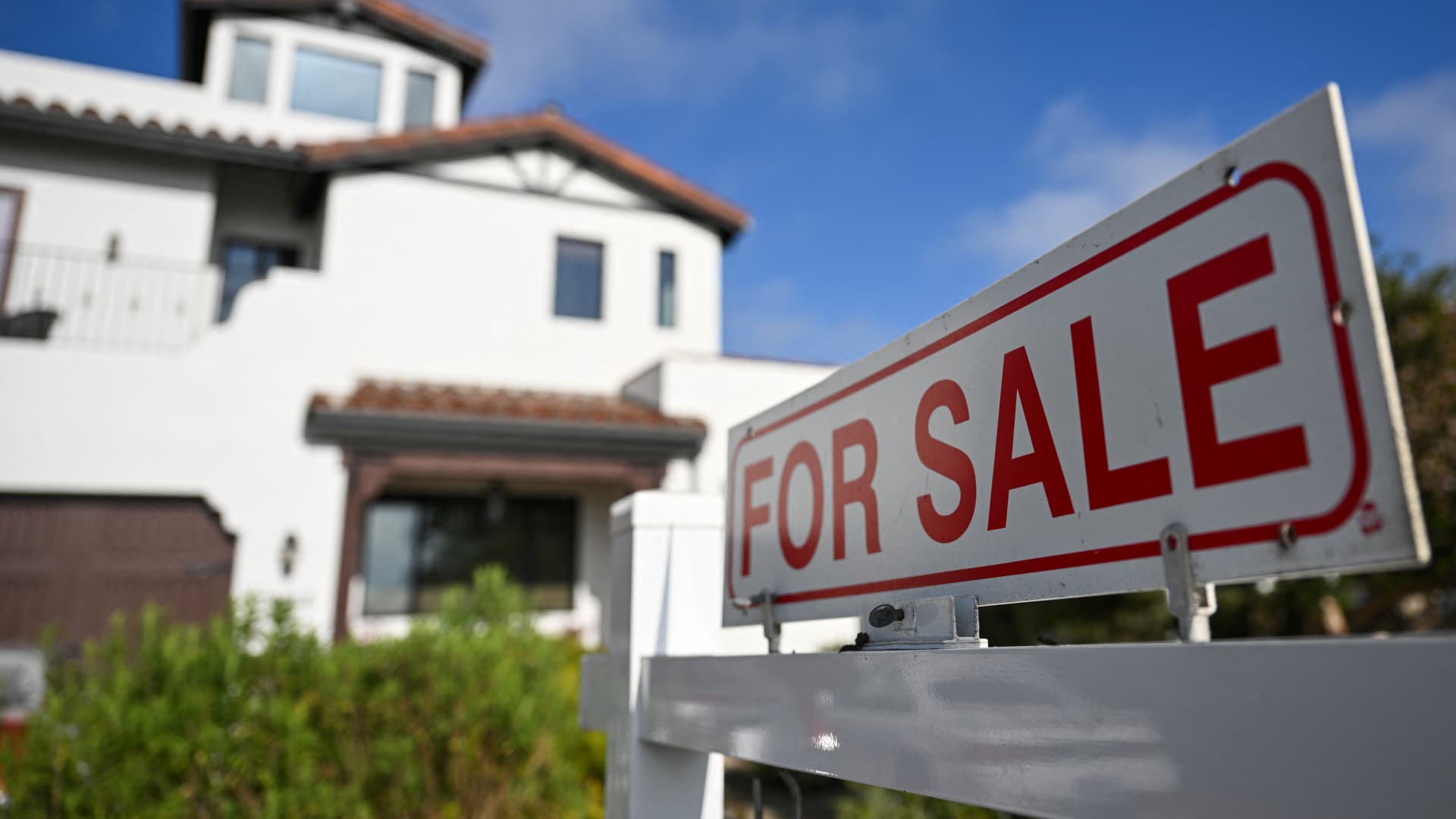 Weekly mortgage demand drops as interest rates hit the highest level since August [Video]