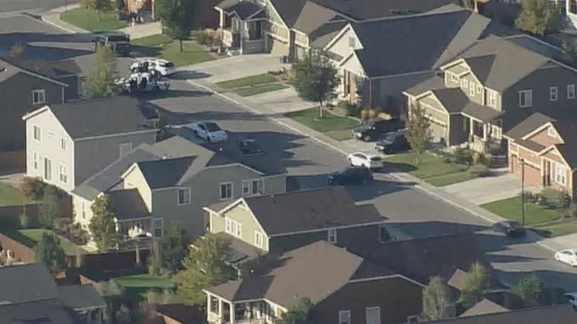 2 officers hurt, suspect dead after Thornton standoff [Video]