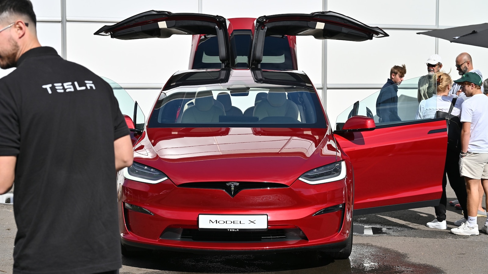 Tesla set to unveil its Cybercab in move Musk hopes will steer company into new era [Video]