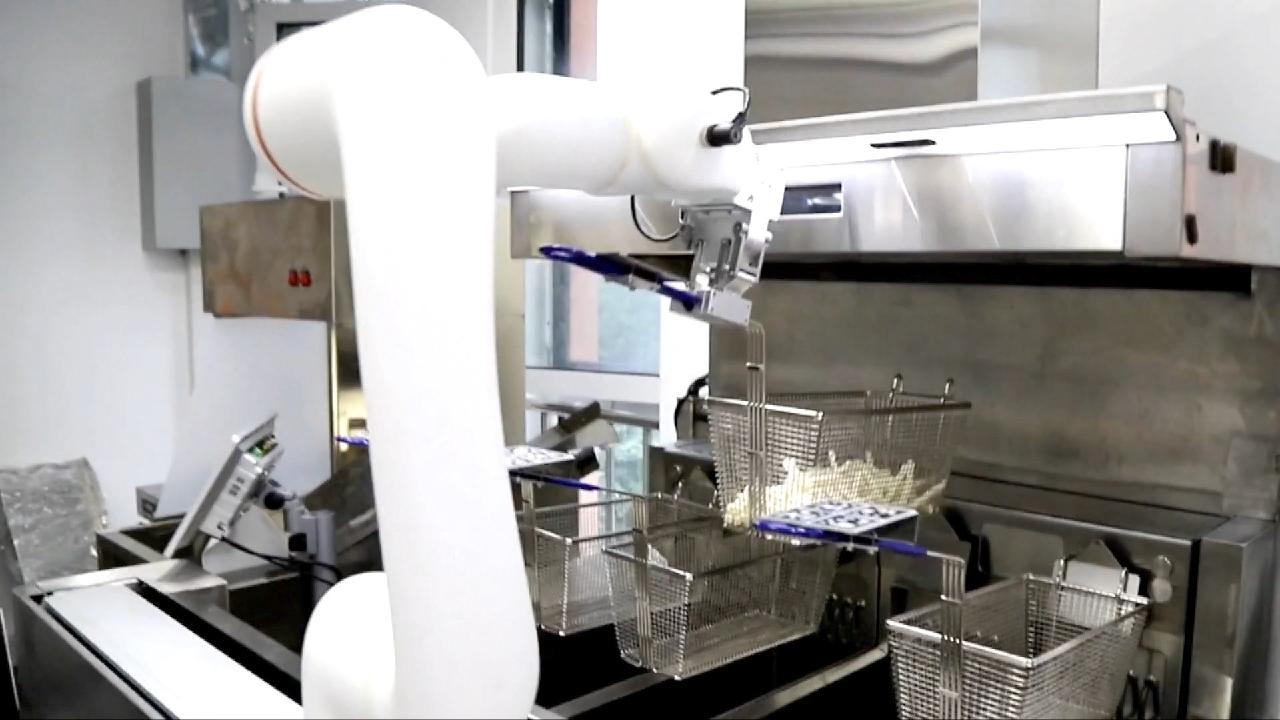 Beijing grants first catering business license to robot chefs [Video]