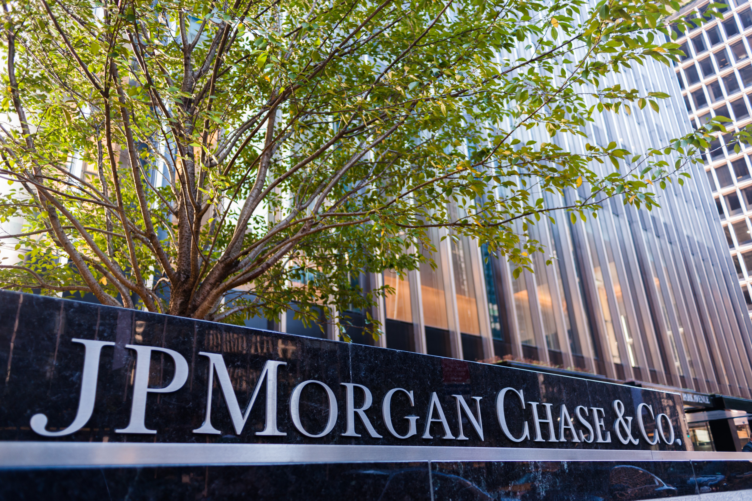 JPMorgan Income Falls Amid ‘Treacherous’ Global Tensions [Video]