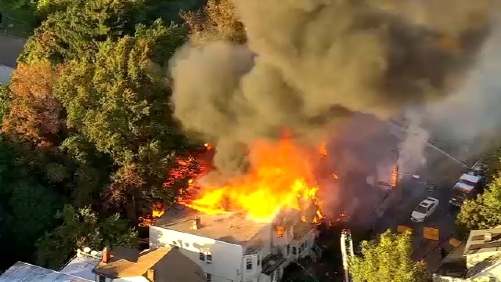 Fire in Irvington, NJ today: Fire rages through several homes after starting at Montgomery and Avon avenues in New Jersey [Video]