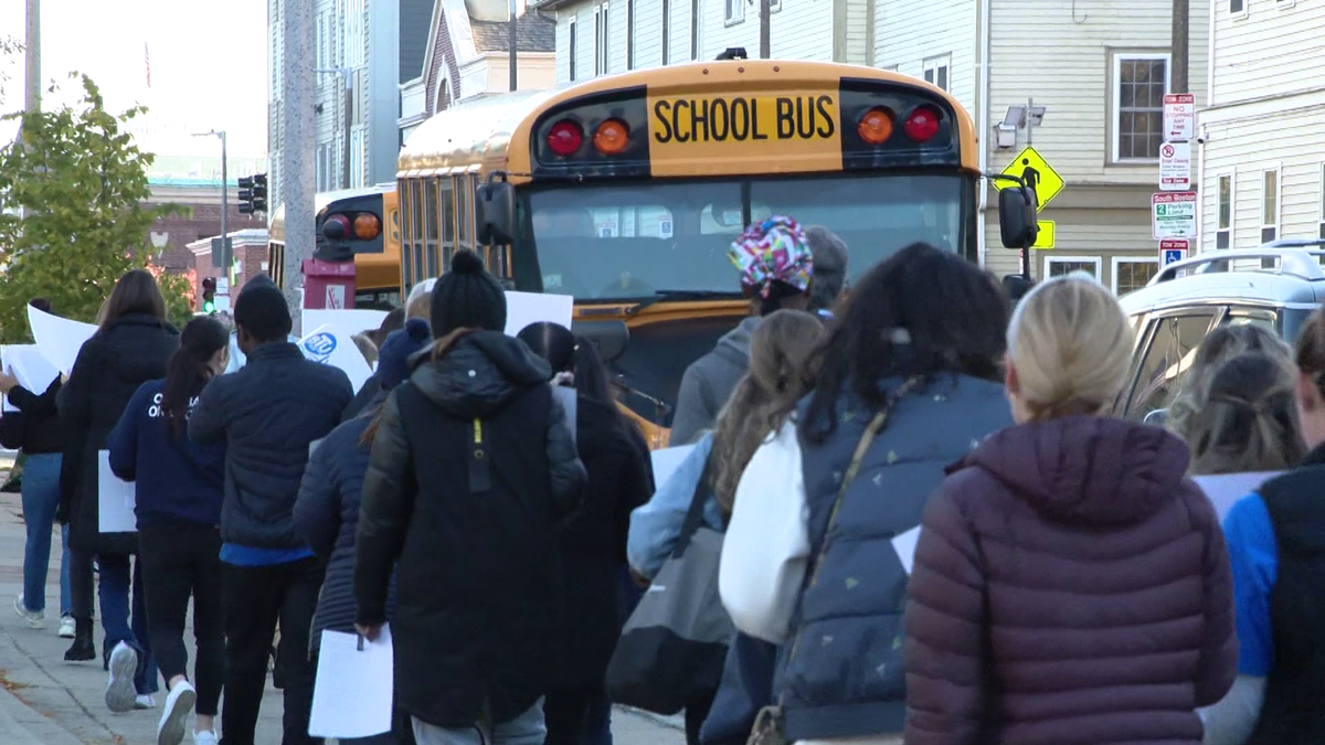 Boston teachers stage ‘walk-in’ rallies to pressure contract talks [Video]